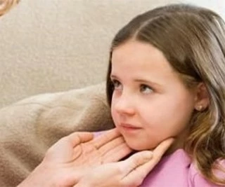 У дітей грудного віку гостра форма проявляється загальною інтоксикацією організму, що вимагає негайного звернення до лікаря