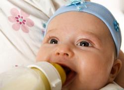 Щоб прискорити процес відходу від змішаного вигодовування, прикорм починають вводити вже в 4-5 місяців (а не в 6 як при грудному)