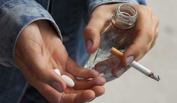 До того ж Афобазол прискорює процеси виведення продуктів розпаду алкоголю з організму, усуває апатію, підвищує працездатність після затяжних вечірок