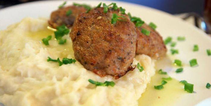 здоба, свіжоспечений хліб;   м'ясні бульйони, супи на їх основі;   консерви,   будь-які копченості, солоності;   солона риба, ікра;   смажені, зварені круто яйця;   гриби;   консервація;   кислі ягоди, фрукти;   морозиво;   шоколад;   алкоголь;   гострі спеції, сіль у великій кількості;   жирні молочні продукти;   бобові;   газована вода;   маргарин, кулінарний жир, сало;   цибуля, щавель, часник, редис, шпинат, редька