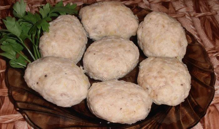 Залити готову локшину молоком, додати масло