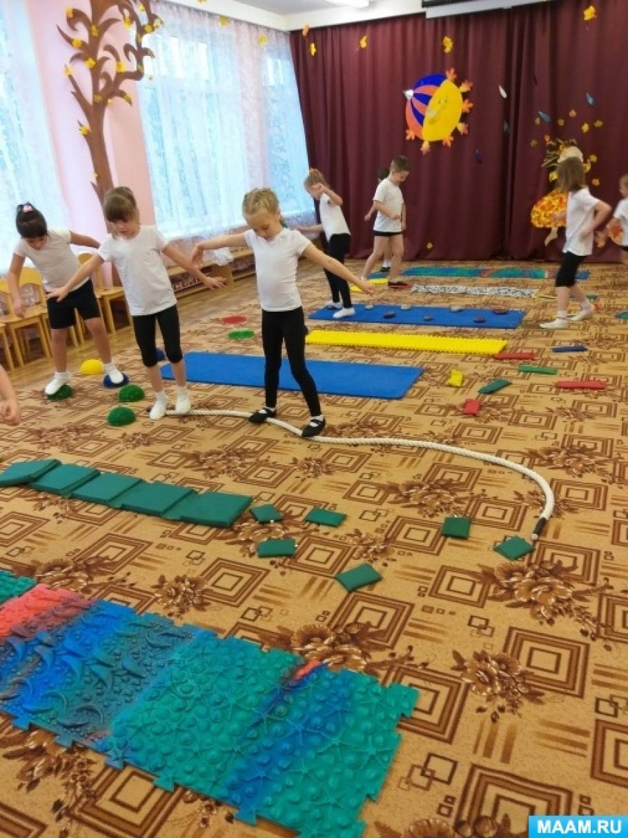 Дозвілля «Здорові ніжки біжать по доріжці»   Мета: Збереження та зміцнення здоров'я дітей, формування у дітей практичних навичок з профілактики плоскостопості