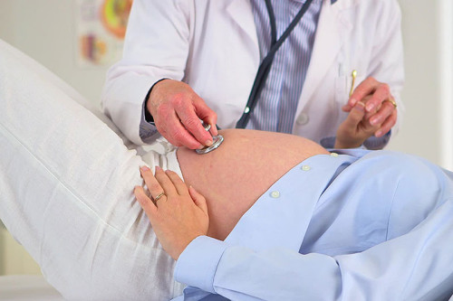 У тому випадку, якщо у вагітної відійшли зелені води, слід якомога швидше почати процес розродження, щоб виключити ризик кисневого голодування і пов'язаних з цим наслідків