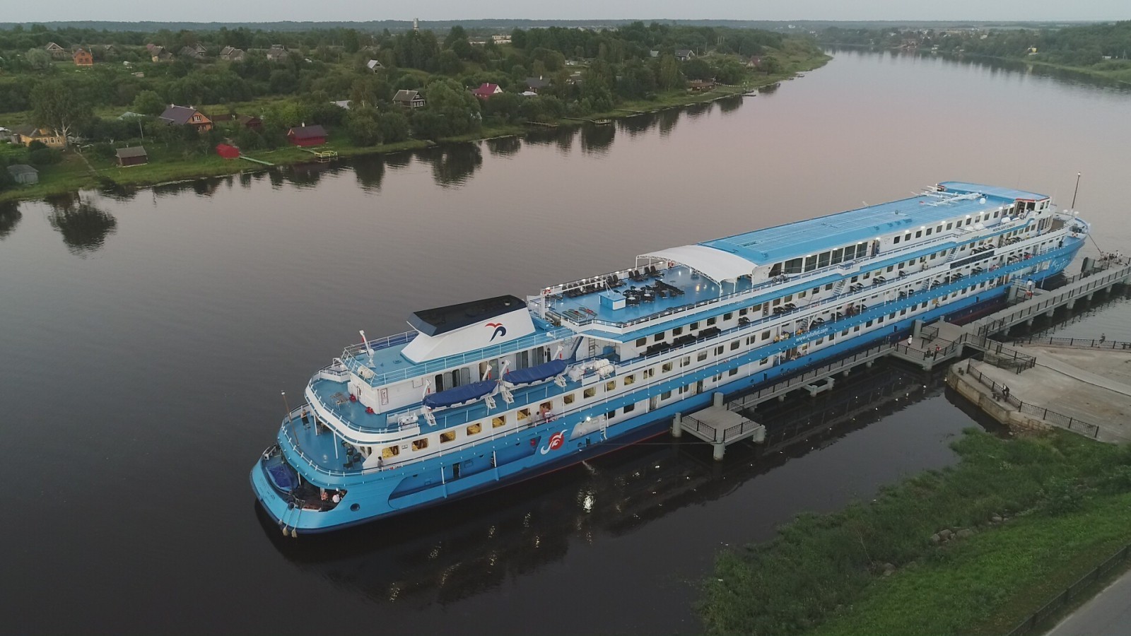 Всього на теплоході знаходяться 270 пасажирів і 120 членів екіпажу, скільки з них постраждали - не уточнюється