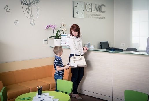 Дитячий психотерапевт не обмежується спілкуванням тільки з дитиною, оскільки украй важливим є досягнення однакового розуміння і бачення проблеми як їм, так і батьками