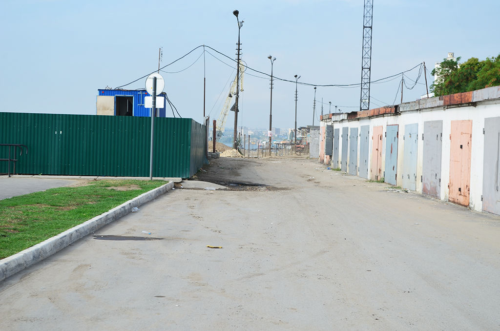 Фінальною крапкою всій Набережній можна назвати парадний вхід на неї з вулиці Вольской