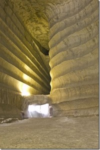 Соледар, колишній робітник селище в Донецькій області, видобуток солі в якому почалася ще в середині XIX століття, сьогодні набув статусу міста і приваблює туристів завдяки незвичайній пам'ятки, в яку перетворилися відпрацьовані соляні шахти