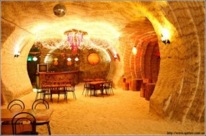 Крокуючи по просторим коридорах і потрапляючи в колосальних розмірів зали, Ви забуваєте про те, що перебуваєте нижче земної поверхні - вражають масштаби простору, захоплює дух від незвичайних відчуттів