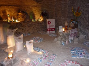 А в нагадування про цінність самого важливого мінералу тут влаштована експозиція продукції власника вироблення, підприємства «Артемсіль»: такі несподівано звичні в цих незвичайних умовах, знайомі кожному українцю пачки, пакети і мішки