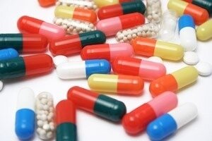 Якщо присутні больові відчуття і нудота, при яких радять пити препарати, але пацієнт не в змозі їх приймати, так як симптоми були викликані алергічними реакціями після прийому лікарських засобів, то дозволено застосовувати народні рецепти