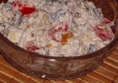 Салат з куркою, сиром, грибами і помідорами