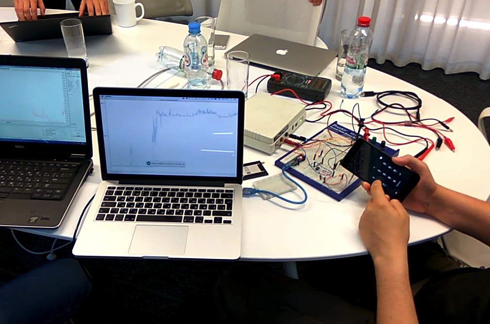 Вирішили, що потрібно витягувати батарейку з телефону і використовувати замість неї зовнішнє живлення, а USB під час тестів взагалі не встромляти