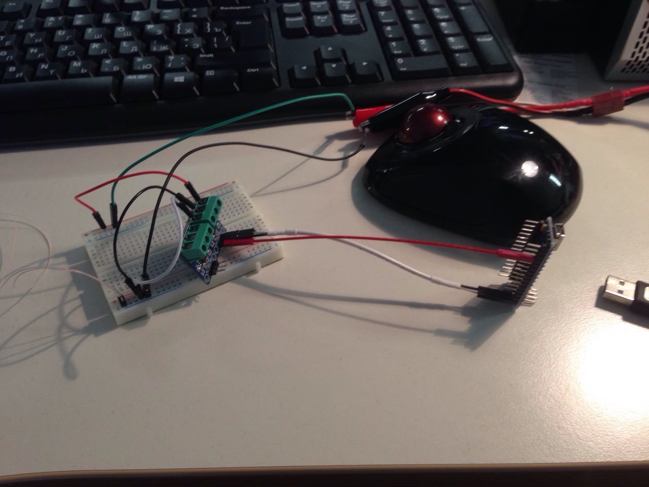 Ще ми розглядали варіант на базі датчика Холла (ACS712), але, вивчивши документацію на цей чіп, побачили, що він сильно шумить і вирішили навіть не пробувати