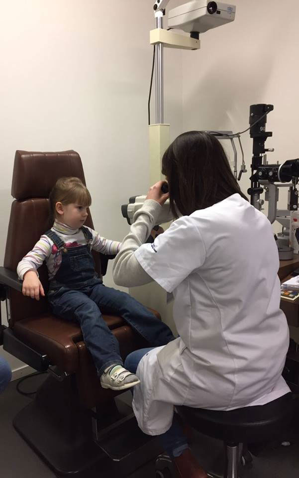 У 4-річної Кіри Устинової лікарям вдалося призупинити розвиток ретинобластоми на лівому оці
