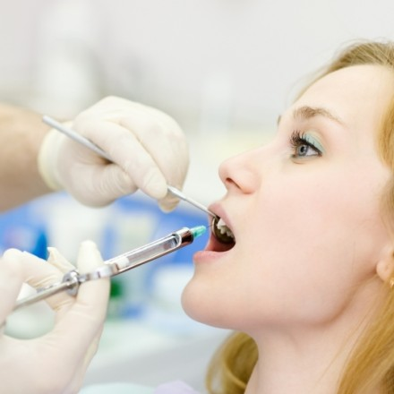 Найпопулярніший і ефективний вид знеболювання - місцева анестезія - дозволяє знеболити конкретну ділянку порожнини рота, що не занурюючи при цьому пацієнта в несвідомий стан і ніяк не впливаючи на його сприйняття того, що відбувається