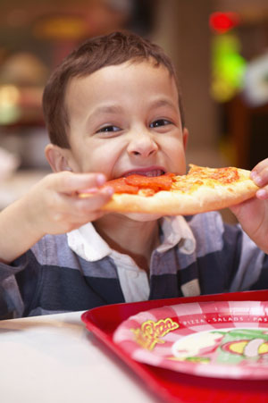 Якщо ви хочете, щоб у дитини був апетит, не слід підгодовувати його між прийомами їжі