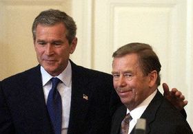 Джордж Буш і Вацлав Гавел, фото ЧТК   В рамках офіційного візиту країни він в середу в першій половині дня зустрівся з чеським президентом Вацлавом Гавелом і прем'єр-міністром Володимиром Шпідлою