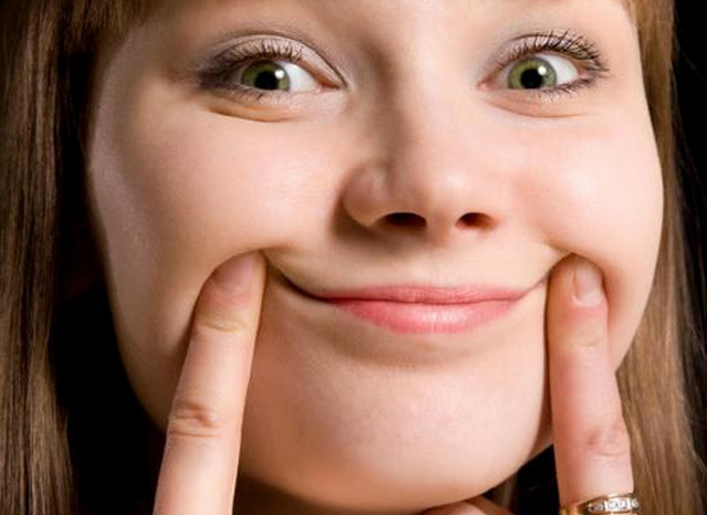 Щоб розгладити носо-губні складки, закладаємо в них вказівні пальці