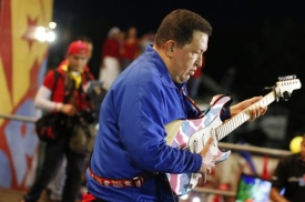 В кінці 2007 року Чавес видав збірку пісень, до якого увійшли популярні венесуельські і мексиканські пісні, виконані особисто президентом;  в 2008 році записав композицію для музичної збірки революційних пісень Musica Para la Batalla ( Музика для боротьби)