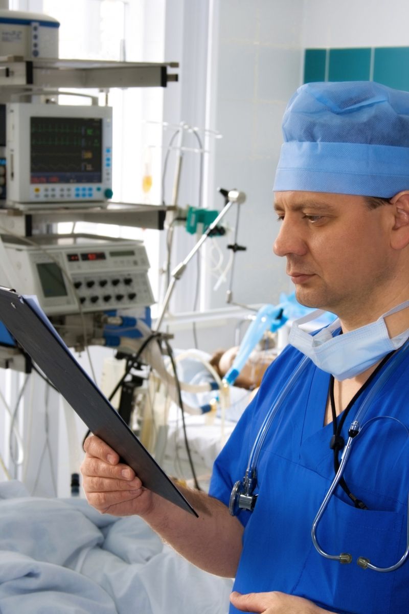 Хірурги ЕМС мають досвід роботи в клініках Європи, США, Ізраїлю, є лідерами напрямків вітчизняної хірургії