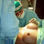 Для введення філлера в груди зазвичай проводиться легка місцева анестезія