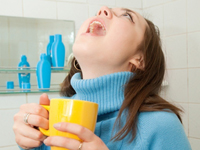 Хворе горло часто рекомендують полоскати сольовими розчинами