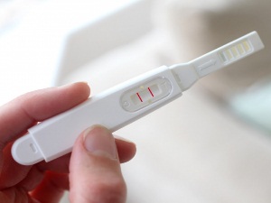 Якщо тест негативний, так і жінка впевнена в тому, що не вагітна, так як приймає гормональні контрацептиви, може виникнути припущення про неправильне їх підборі