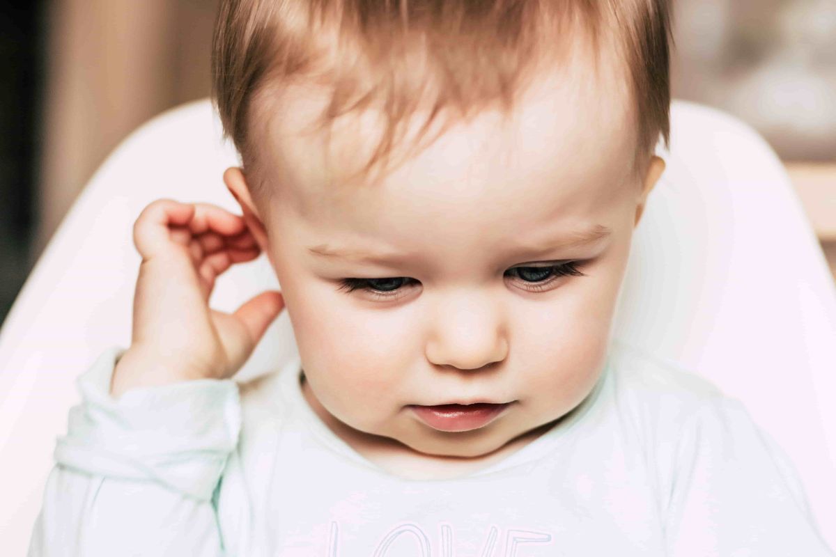 Причиною порушення прохідності слухової труби можуть бути аденоїди, які закупорюють її гирлі, вроджені аномалії, алергічні реакції