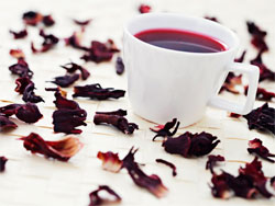 Рубіновий чай каркаде знижує тиск, позитивно впливає на працездатність підшлункової залози і печінки, виводить токсини, нормалізує обмін речовин