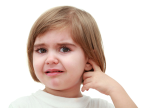Причини того, що у дитини вуха сверблять всередині, так само як і у дорослих, можуть бути різними: