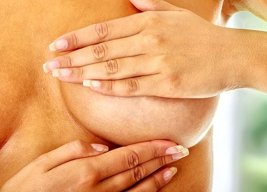 Процедура масажу грудей завершується погладжуванням грудей