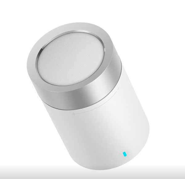 Xiaomi Mi Bluetooth Speaker 2 виготовлена ​​з пластику, а з металу виконано тільки поворотне кільце