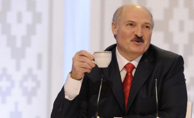 Прес-секретар президента Лукашенка Наталя Ейсмонт назвала маячнею інформацію про госпіталізацію президента, однак так і не відповіла, де він зараз перебуває