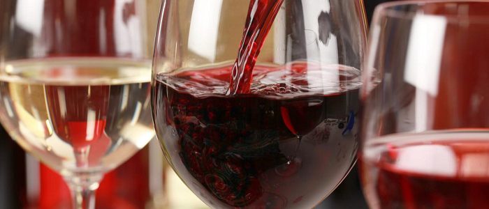Розглянемо, в яких дозах рекомендується приймати такий алкогольний напій, не завдаючи шкоди здоров'ю, як він позначається на АД, і яке вино підвищує тиск у гіпертоніків