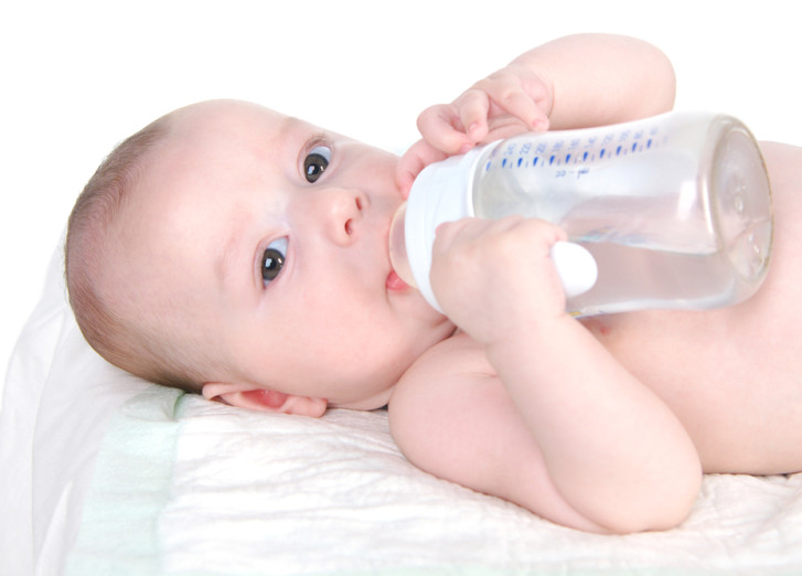 Необхідно знати, що, якщо давати дитині воду, можна зіткнутися з низкою можливих негативних наслідків для організму малюка: