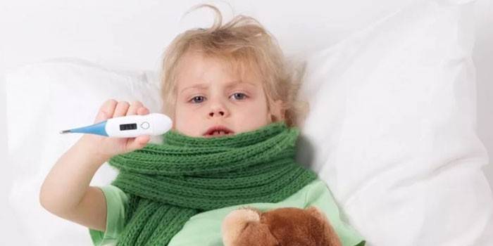 грип;   кишкова непрохідність, часто виникає у дітей у віці до дванадцяти місяців;   кишкові інфекції: дизентерія або сальмонельоз;   апендицит;   хвороби носоглотки, такі як ринофарингіт, провокують підвищене виділення слизу, яка збирається в горлі і викликає нудоту;   ротавірусна інфекції, в разі яких напади блювоти супроводжуються сильними температурою, діареєю