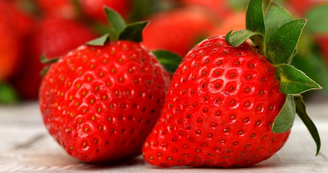 ⓅКлубніка є ягодою, яка славиться не тільки відмінним смаком, але і лікувальними властивостями