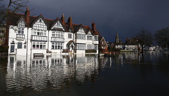 Рівень води в Темзі і Північної досяг критичних показників, сотні британців змушені залишати свої будинки   Темза, що вийшла з берегів в селі Датчет на півдні Великобританії